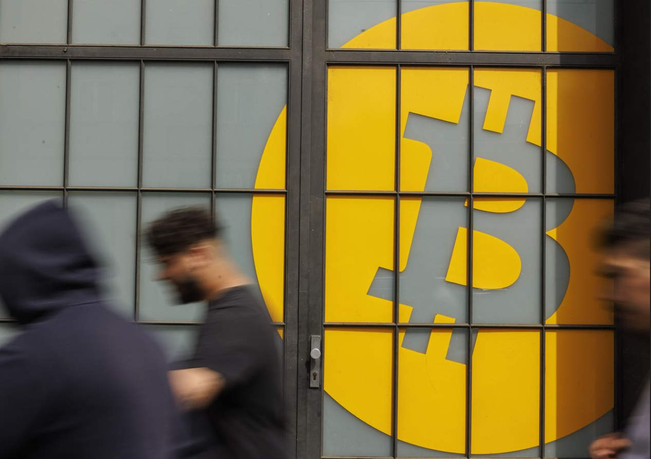 Bitcoin暴跌引發(fā)市場(chǎng)恐慌：宏觀經(jīng)濟(jì)不確定性和 圖片